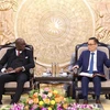 Head of the Commission for External Relations Le Hoai Trung (R) and Secretary General of the National Council of CNDD-FDD Révérien Ndikuriyo (Photo: VNA)