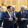 Prime Minister Pham Minh Chinh (front row, L) meets with Narayana Murthy, co-founder of Indian software company Infosys in Hanoi on May 20, 2024. (Photo: VNA)