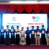 Representative of Long An province present souvenirs to the volunteer group of the Republic of Korea’s Chungcheong Nam province (Photo: VNA)