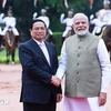 Visiting Vietnamese Prime Minister Pham Minh Chinh (L) and Indian Prime Minister Narendra Modi at an official welcome ceremony for the former at the presidential palace in New Delhi on August 1 morning. (Photo: VNA)