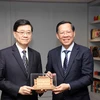 Chairman of the municipal People’s Committee Phan Van Mai (R) and Chief Executive of the Hong Kong Special Administrative Region John Lee Ka-chiu. (Photo: VNA)