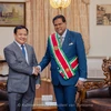 Vietnamese Ambassador to Brazil and Suriname Bui Van Nghi (L) and Surinamese President Chandrikapersad Santokhi (Source: Vietnamese Embassy in Brazil)