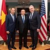 Politburo member, Director of the Ho Chi Minh National Academy of Politics and Chairman of the Central Theory Council Nguyen Xuan Thang Thang (centre) and Vietnamese Ambassador to the US Nguyen Quoc Dung (left) at a meeting with Deputy Secretary of State Kurt Campbell (Photo: VNA)