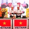 Fruit carver Pham Van Dong and chef Nguyen Van Thong introduce their products at the Vietnam culinary festival in India. (Photo: VNA)