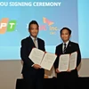 Kim Min-hyuk (left), head of SK C&C's global business, and Tran Deuk Chi-kwang, vice president of FPTIS, sign a business agreement at the "2024 Vietnam-Korea Digital Forum" held at Nuri Dream Square in Mapo-gu, Seoul. (Photo: fpt-is.com)