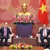 NA Chairman Tran Thanh Man (R) and Russian Ambassador to Vietnam Gennady Bezdetko (Photo: VNA)