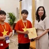 Deputy Minister of Foreign Affairs Le Thi Thu Hang (R) presents gifts to OV children from the RoK (Photo: VNA)