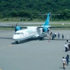 A plane picks up passengers at the Con Dao Airport (Photo: VNA)