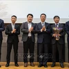 MInister of Information and Communications Nguyen Manh Hung (third, right) meets the management board of Vietnamese IT Association in Japan (Photo: VNA)