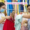 Women choose "ao dai" at the shop. (Photo: phunuvietnam.vn)