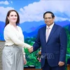 Prime Minister Pham Minh Chinh (R) receives the new Ambassador of New Zealand, Caroline Beresford, in Hanoi on August 13. (Photo: VNA)