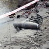 A war-time bomb weighing more than 100 kg is uncovered in Viet Tri City, the province of Phu Tho, on August 14. (Photo: VNA)