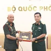 General Phan Van Giang (R), Minister of National Defence presents a souvenir to General Tan Sri Datuk Seri Mohammad bin Ab Rahman, Chief of Defence Forces of Malaysia in Hanoi on August 15 (Photo: VNA)