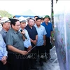 Prime Minister Pham Minh Chinh looks at the map of the Khanh Hoa - Buon Ma Thuot expressway project. (Photo: VNA)