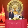 Party General Secretary and State President To Lam (standing) talks with the staff of the Vietnamese Embassy and representatives of the Vietnamese community in China. (Photo: VNA)