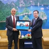 Deputy Secretary of the provincial Party Committee Dang Xuan Phuong (right) receives General Secretary of the Portuguese Communist Party Paulo Raimundo. (Photo: baoquangninh.vn)