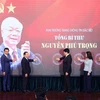 Politburo member and standing member of the Party Central Committee’s Secretariat Luong Cuong and delegates at the launching ceremony of the special page on late Party General Secretary Nguyen Phu Trong. (Photo: VNA)