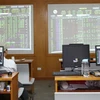 Investors watch the market and conduct transactions on a trading floor of a securities firm in Hanoi (Photo: VNA)