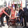 Ambassadors of ASEAN countries to Cuba together cut a cake to celebrate the 57th founding anniversary of the bloc. (Photo: VNA)