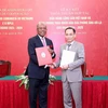 Secretary of the CPV Central Committee and Chairman of its Commission for External Relations Le Hoai Trung (R) and Politburo member and the secretary in charge of the MPLA's foreign affairs Manuel Domigos Augusto. (Photo: VNA)