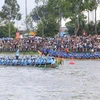 Two women teams compete at the final of the 2023 Mekong Delta Ngo (Khmer long boat) race in Soc Trang province to celebrate the Ok Om Bok Festival (Photo: VNA)