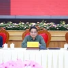 Prime Minister Pham Minh Chinh (right) at a working session with the Standing Board of the Lam Dong province's Party Committee (Photo: VNA)