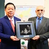 Nguyen Trong Nghia (right), a Politburo member and Secretary of the Communist Party of Vietnam's Party Central Committee and head of its Commission for Information and Education presents a souvenir to Acting General Secretary of the Communist Party of Argentina (CPA) Jorge Kneyness (Photo: VNA)