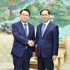 Deputy PM and Minister of Foreign Affairs Bui Thanh Son (R) and Governor of Japan’s Aichi prefecture Omura Hideaki. (Photo: VNA)