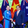 Prime Minister Pham Minh Chinh (R) shakes hands with visiting President of the Australian Senate Sue Lines. (Photo: VNA)