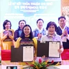 The Vietnam Association of Women Entrepreneurs (VAWE)’s chapter in Dak Lak and the Korean Women Entrepreneurs Association (KWEA) in North Gyeonggi province sign a MoU on cooperation on August 26 (Photo: VNA)