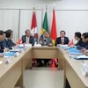 Nguyen Trong Nghia (six from right), Politburo member and Secretary of the Party Central Committee, holds a working session with President of the Democratic Labour Party Carlos Lupin. (Photo: VNA)