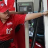 A fuel station attendant serves customers in Jakarta. Next year, Indonesia will reduce the volume of subsidised fuel to 19.41 million kilolitres from the 2024 target of 19.58 million kilolitres. (Photo: Antara) reduce the volume of subsidized fuel in the 2025 Draft State Budget (RAPBN(Photo: Antara)