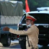 A policeman regulating the traffic in the southern gateway of Hanoi (Photo: VNA)