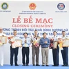 Vice Chairman of the provincial People’s Committee Vo Phien (third from left) presents certificates of merit to US organisations. (Photo: baoquangngai.vn)