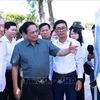 PM Pham Minh Chinh is inspecting the sea encroachment project in Da Nang city. (Photo: VNA)