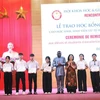 Outstanding students receive Vallet scholarships at a ceremony in Dong Hoi city on September 3. (Photo: VNA)