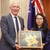 Consul General Nguyen Thanh Ha and Minister for Emergency Services, Innovation and the Digital Economy, Science and Medical Research Stephen Dawson (Photo: The Authority of Foreign Information Service)