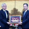 Secretary of the Da Nang municipal Party Committee Nguyen Van Quang (R) presents a souvenir to Lao NA Vice Chairman Sommad Pholsena (Photo: VNA)