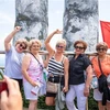 Foreign tourists pose for a photo on the world-famous Golden Bridge inside Ba Na Hills Sun World complex in Da Nang city (Photo: VNA)