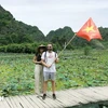 Foreign tourists pose for a photo in Ninh Binh (Photo: VNA)