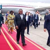 Mozambican President Filipe Jacinto Nyusi and his spouse at the Noi Bai International Airport. (Photo: VNA)