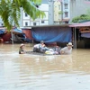 Supporting people during floods caused by Typhoon Yagi in Lang Son province (Photo: VNA)