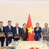 National Assembly Chairman Tran Thanh Man (third from the right) presents souvenirs to representatives of the Vietnam Business Association in the Russia. (Photo: VNA)