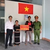 The family of Y Chong Bkrong who lives in Hoa Son commune, Krong Bong district, Dak Lak receives a new house (Photo: VNA)