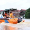 Prime Minister Pham Minh Chinh inspects the water level of Cau River in Van Tien commune, Viet Yen township, Bac Giang province. (Photo: VNA)