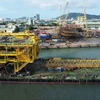 The topside of the BK-23 oil rig has been transferred to a barge for transportation to the Bach Ho (White Tiger) field for installation. (Photo: petrovietnam.petrotimes.vn)