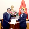 Japanese Ambassador to Vietnam Ito Naoki (L) delivers a message of sympathy from Japanese PM (Photo: VNA)