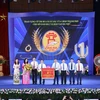 The leader of the Hanoi People's Committee presents an excellent emulation flag to the Hanoi Department of Education and Training. (Photo: VNA)