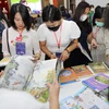 Teachers learn about the textbook series "Hello Vietnamese" - an effective tool in teaching Vietnamese abroad. (Photo: VNA)