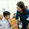 Vice State President Vo Thi Anh Xuan presents gifts to children patients at the Hanoi-based National Institute of Hematology and Blood Transfusion. (Photo: VNA)